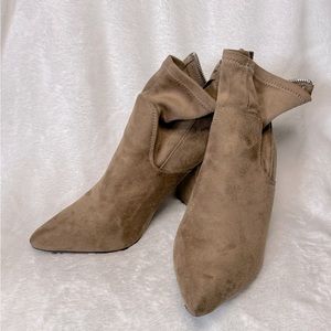 Size 7.5. Justfab ankle boots. Nude brown.